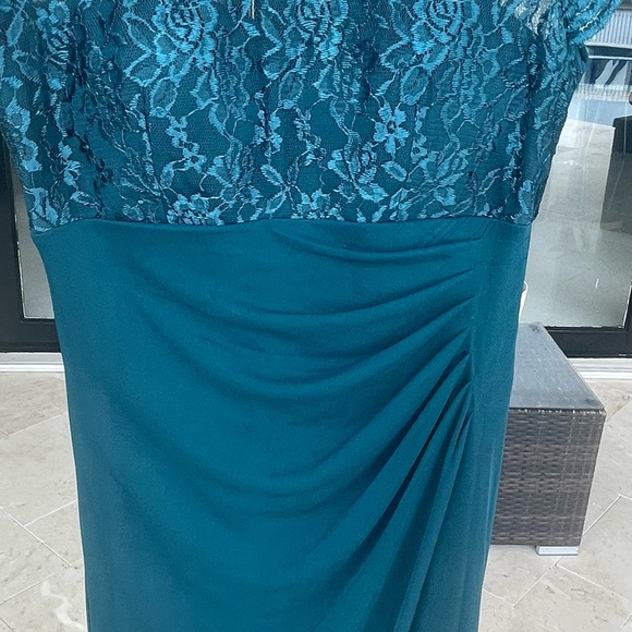 Laced emerald green gown - Picture 2 of 3